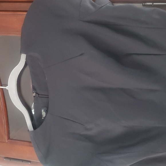 Talbots Signiture wear petites black Taylord blouse 4P - Picture 2 of 5